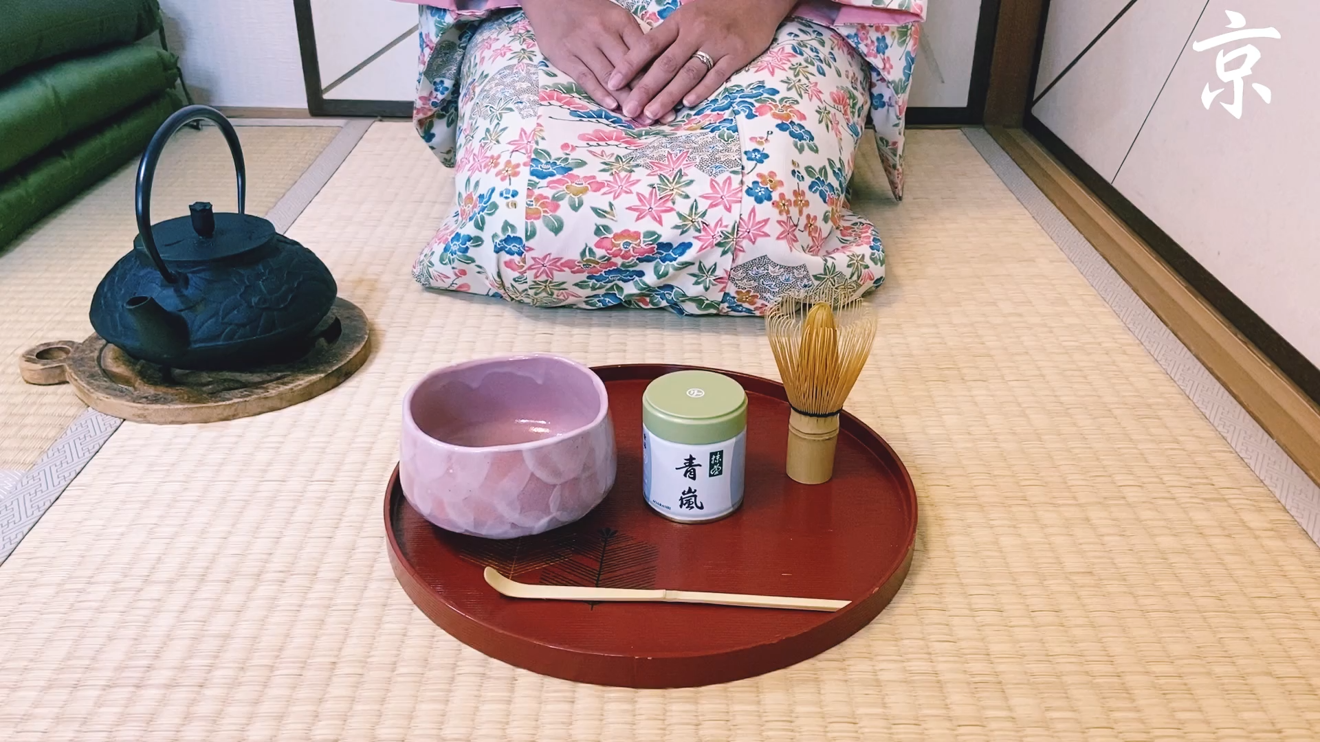 動画を読み込む: Hogyan fogyasztjuk a matcha teát? (2 perces oktató videó!)